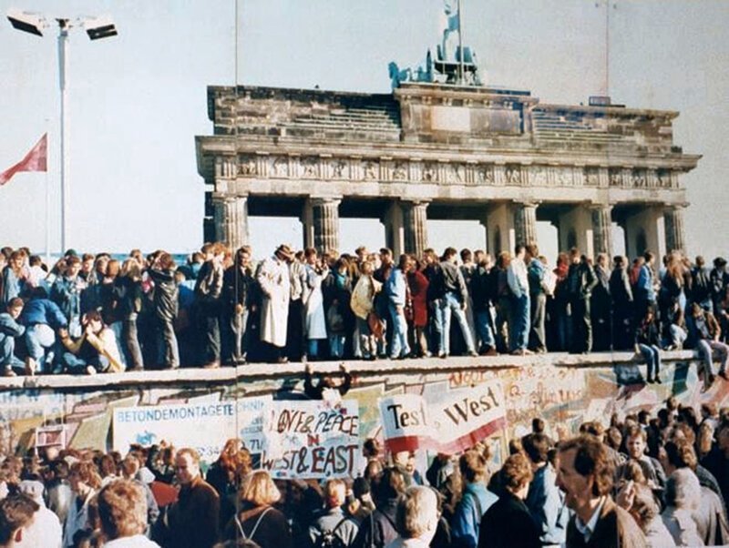 К 30-летию падения Стены. Берлин. У Бранденбургских ворот в дни падения Берлинской стены 