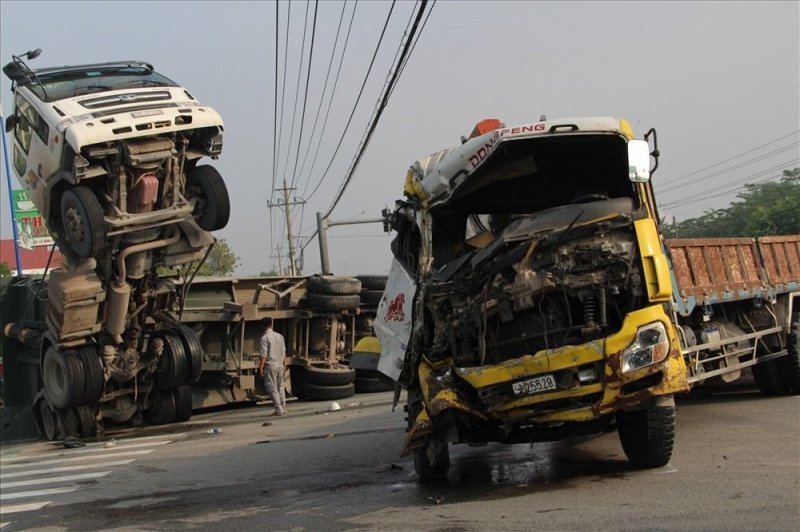 Серьезное столкновение двух грузовиков во Вьетнаме