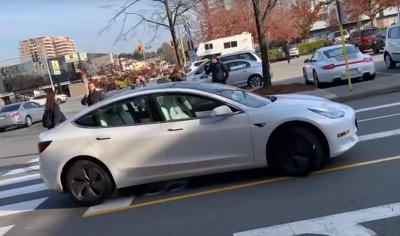 Электромобиль Tesla без водителя проехал по встречной полосе после того, как владелец вызвал его с помощью смартфона