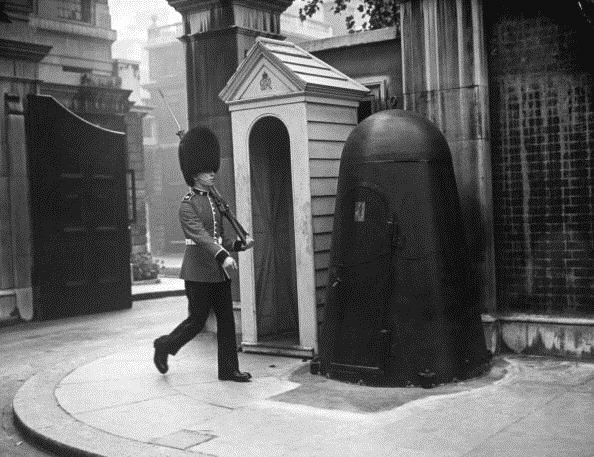 10. Индивидуальное бомбоубежище стража королевы, Лондон, 1940