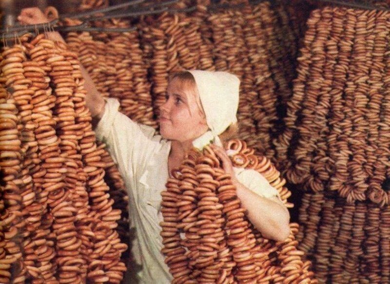 18. Наташа Филимонова - машинист на заводе бараночных изделий, 1960-е