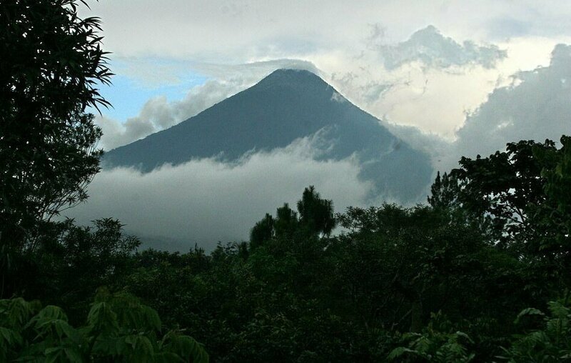 Фотограф запечатлел момент, когда молния ударила по вулкану в Гватемале