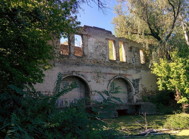 Руины старой гидроэлектростанции 1920-х годов на берегу реки Северский Донец