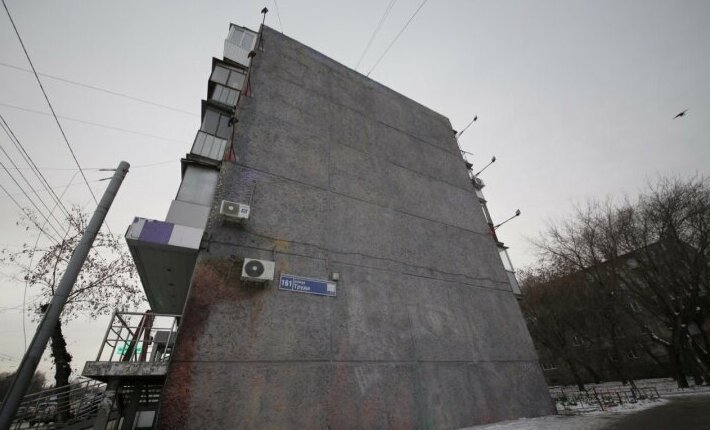 Дом хорошо просматривается со стороны Свердловского проспекта и не раз становился предметом споров с рекламщиками
