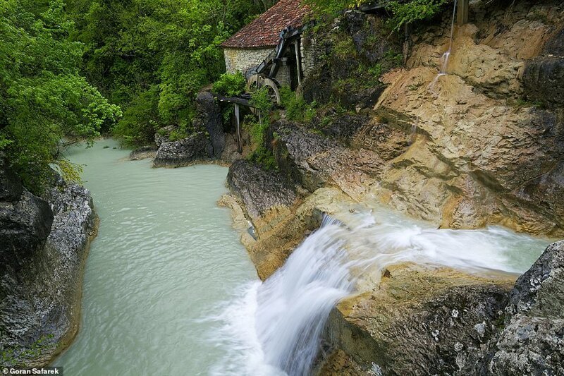 Старая мельница на берегу реки Мирны. Это самая длинная река в Истрии длиной 53 км