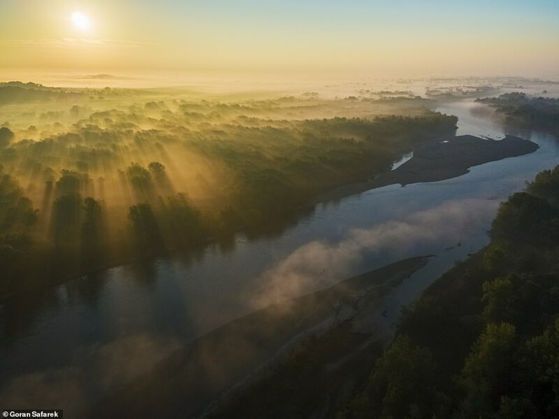 Восход солнца над Дравой - одной из последних оставшихся равнинных рек в Европе