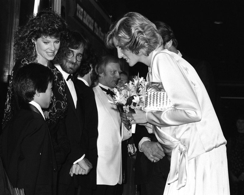 1984. Принцесса Уэльская встречается с актерами фильма «Индиана Джонс и Храм Судьбы». Принцесса присутствовала на европейской премьере фильма в Лондоне