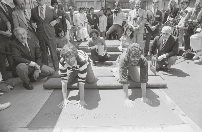1984. Джордж Лукас и Стивен Спилберг оставляют свой отпечатки в цементе во дворе Китайского театра в Голливуде. Это совпало с премьерой фильма «Индиана Джонс и Храм Судьбы»