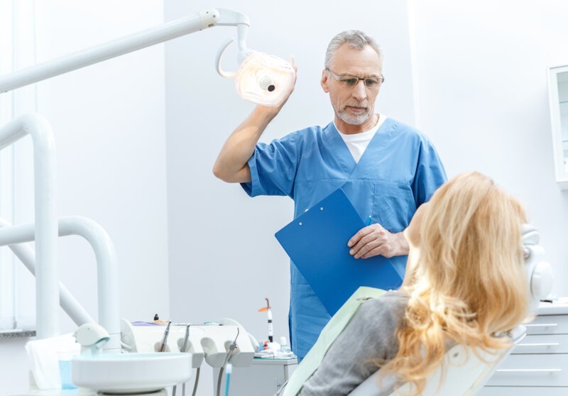 Стоматолог и пациент 