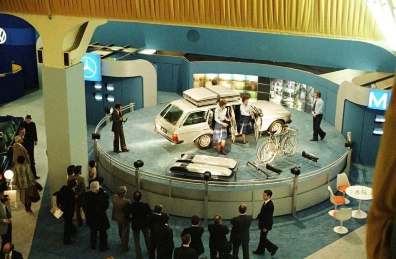 Первый полностью заводской универсал Mercedes-Benz представляют публике на выставке в Женеве 1977 года.