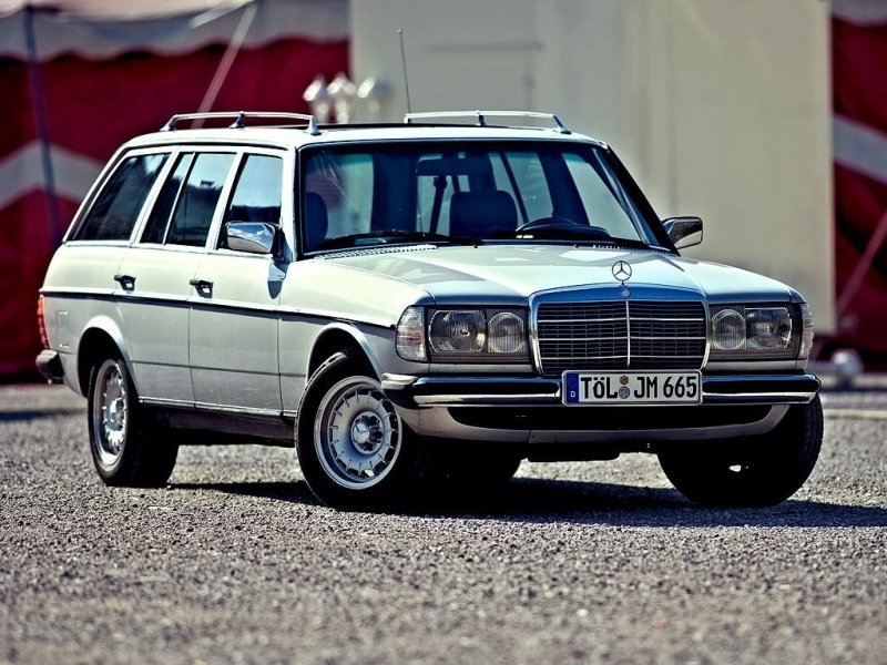 123-й стал последней моделью Mercedes-Benz со столь щедрым хромированием. И универсал в этом смысле не уступал купе и седану