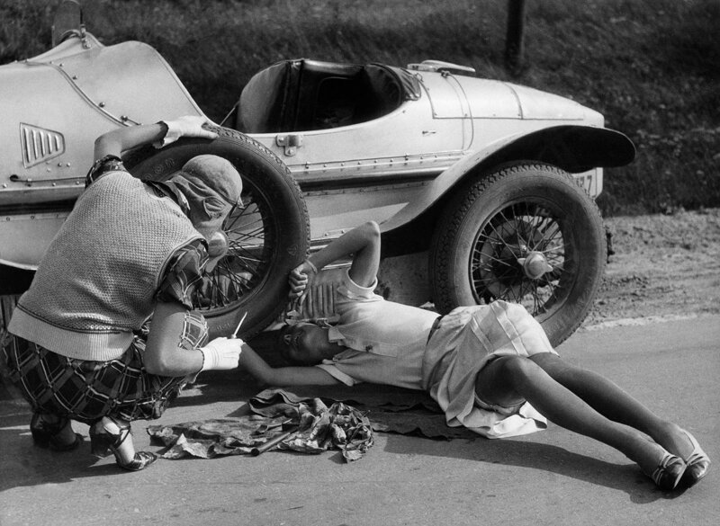 Две девушки ремонтируют свою машину   Хайнц фон Перкхаммер, 1935.