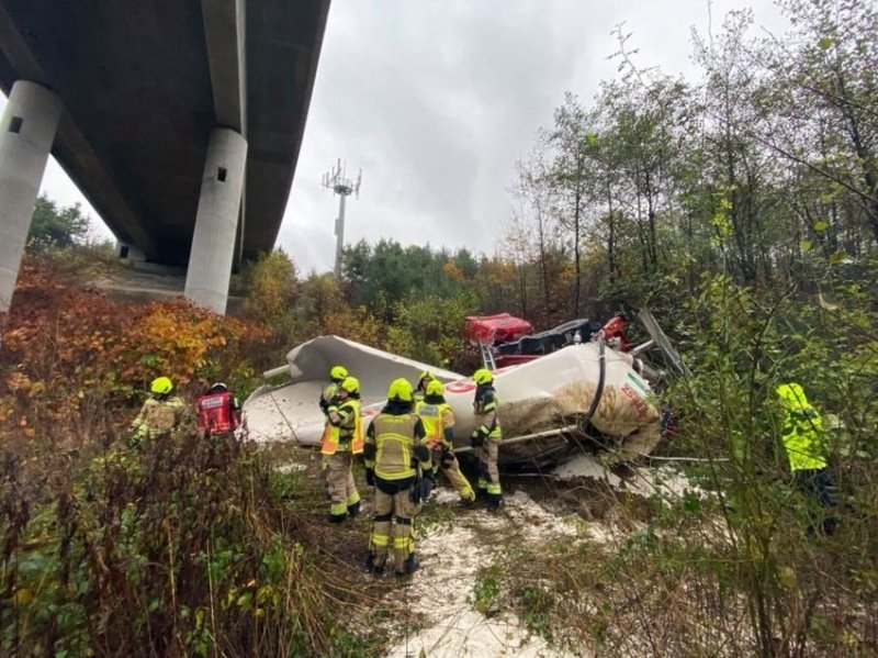 Авария дня. Падение грузовика с эстакады в Словении