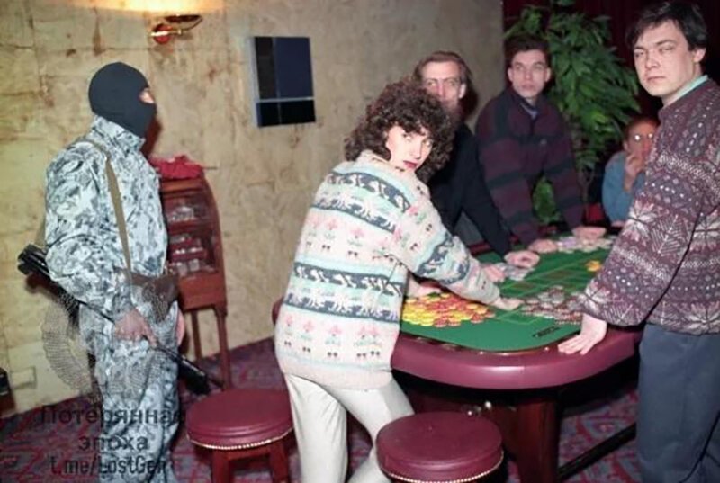 Отряд быстрого реагирования проводит задержание преступников в одном из московских казино, 1996 год. 