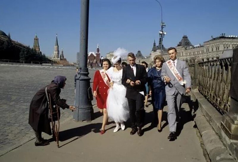 Новобрачные прогуливаются по Москве, недалеко от Красной площади, 1995 год. 