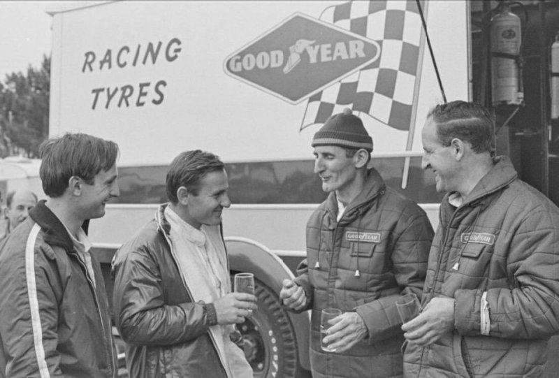 Крис Эймон, Брюс МакЛарен, Кен Майлз и Дэнни Халм после финиша Ле-Мана, 1966 г.