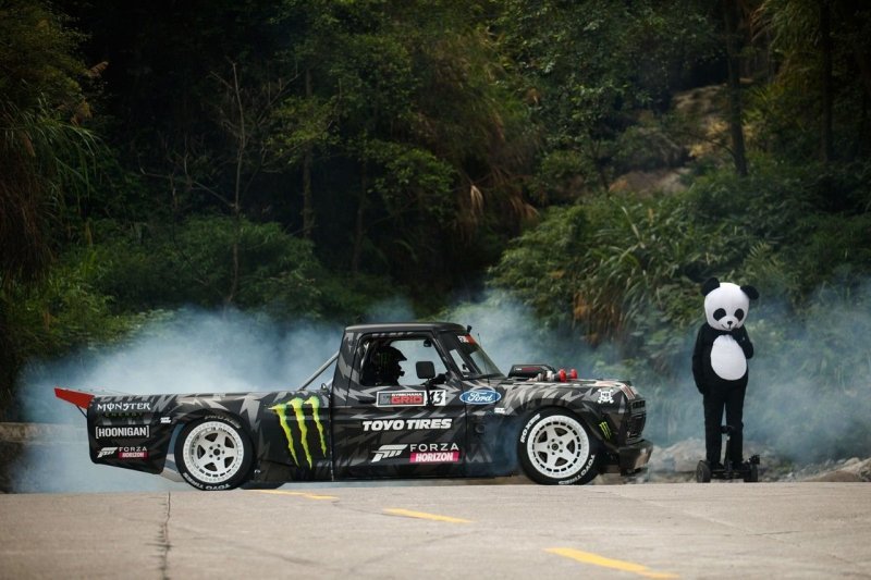 Кен Блок за рулем своего 900-сильного пикапа эффектно поднялся на китайскую гору Тяньмэнь