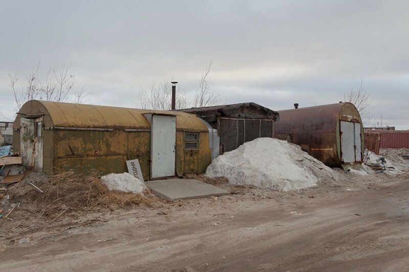 Находчивые жители Сибири строят гаражи из цистерн, контейнеров и бочек