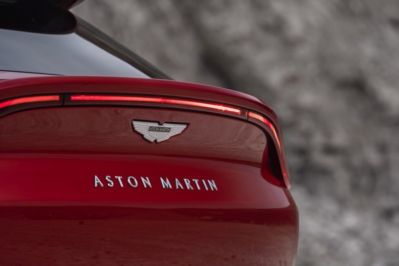 Первый в истории кроссовер Aston Martin с двигателем от Mercedes