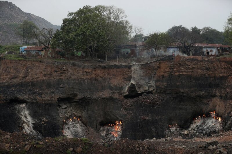 Индийские угольные шахты спустя столетие все еще горят