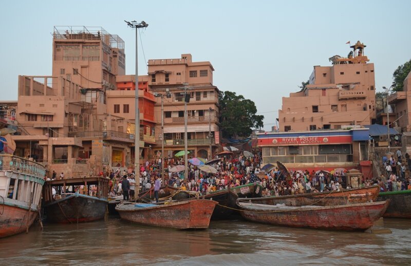 Варанаси - священный город Индии. Рассвет над Гангом. Гхаты, омовения и крематории