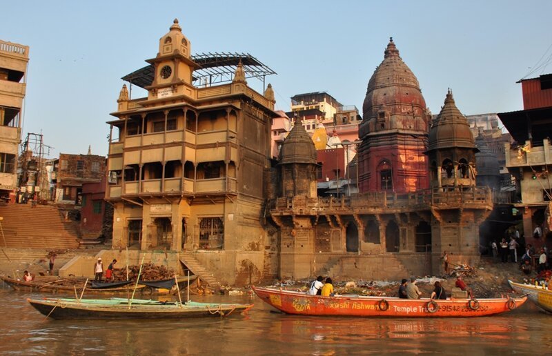 Варанаси - священный город Индии. Рассвет над Гангом. Гхаты, омовения и крематории