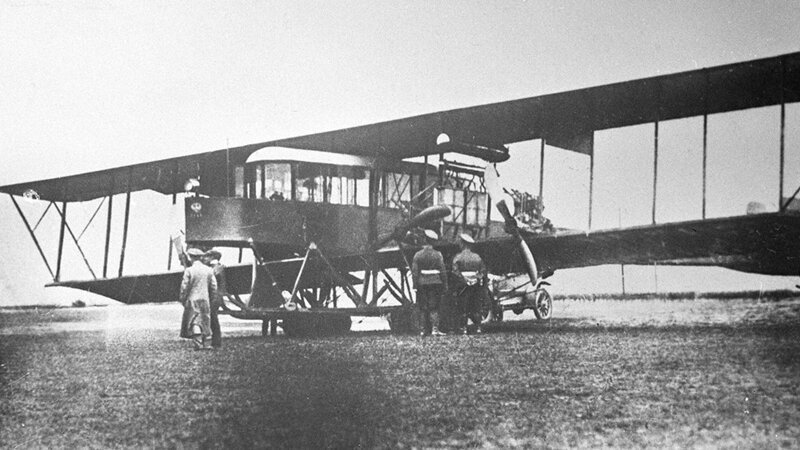 Первый в мире четырехмоторный самолет «Русский Витязь», созданный конструктором Игорем Сикорским, положил начало формированию тяжелой авиации, 1913 