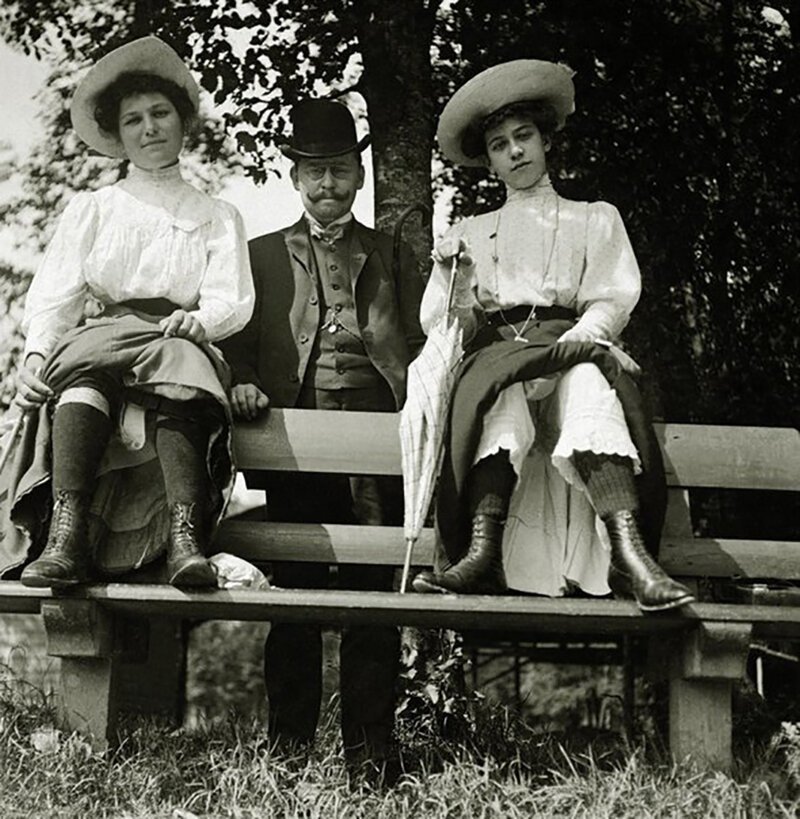 Респектабельный господин с подругами на прогулке, Австро-Венгрия, 1900-е. 
