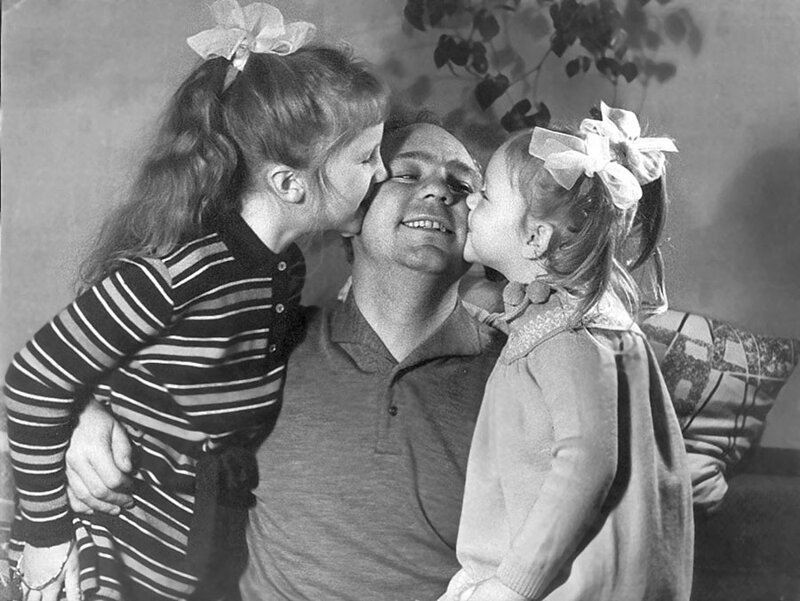 Николай Рыбников с дочерьми Аришей и Аленой. Фото из личного архива А. Ларионовой