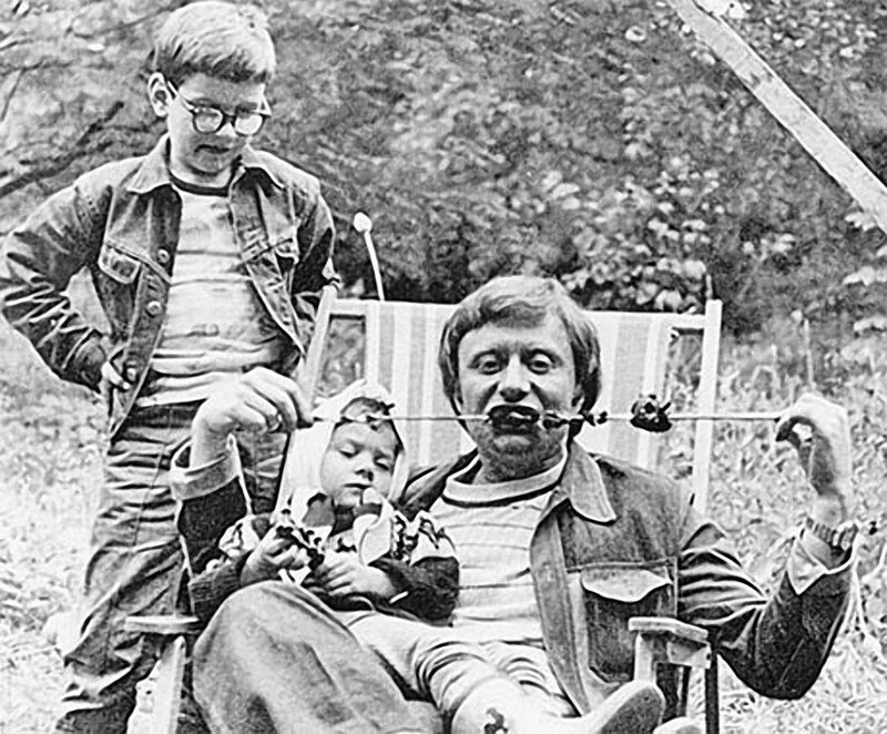 Андрей Миронов с дочерью Машей на шашлыках у друзей на даче. 1976 год