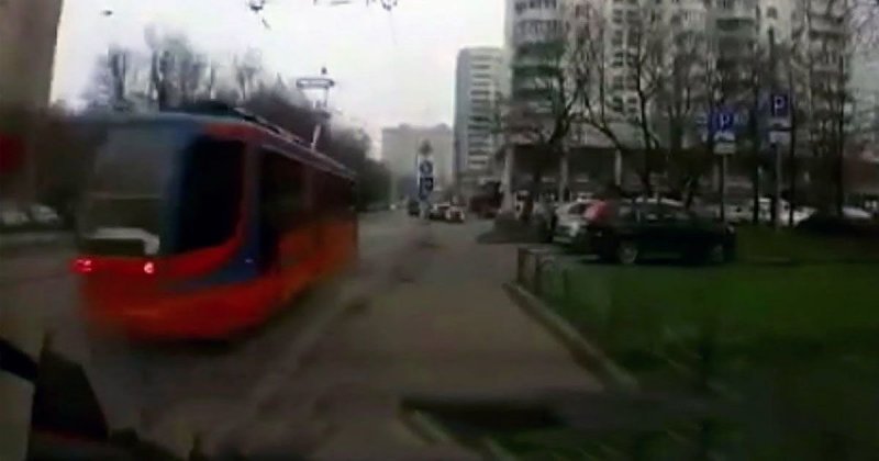 Авария дня. В  Москве неуправляемый трамвай протаранил автомобили