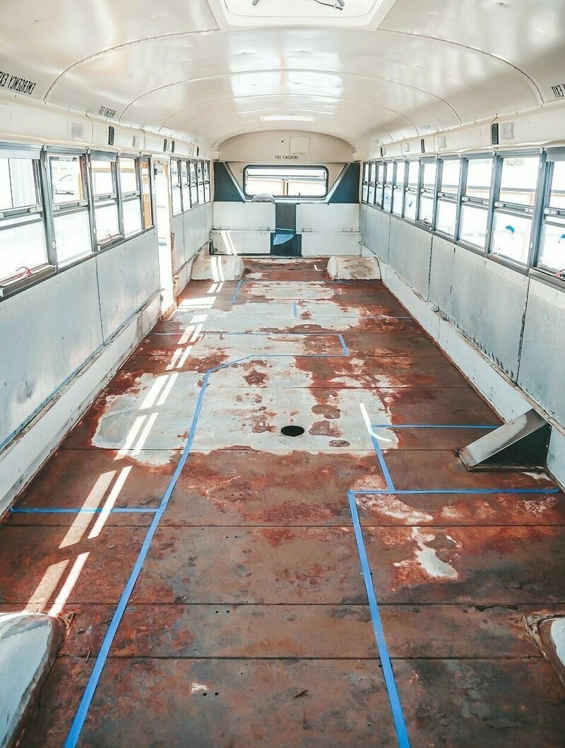 Пара поменяла всю свою жизнь на школьный автобус