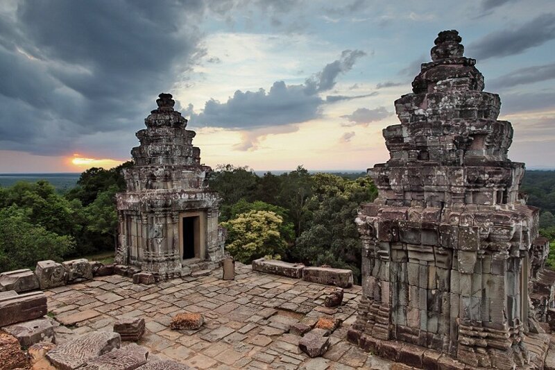 Закат возле храма Пном-Бакенг