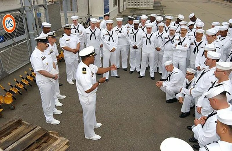 Американские моряки увольняются после встречи с российским флотом