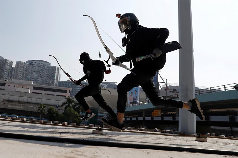Гонконг бунтует: в ход пошли кирпичи, луки и стрелы
