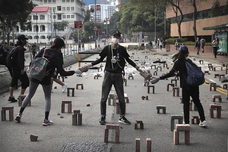 Гонконг бунтует: в ход пошли кирпичи, луки и стрелы