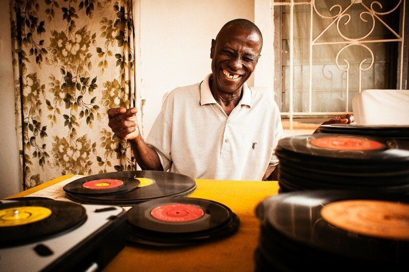 В январе 2011 года Паз отправился в Гану с Фрэнком Гросснером. Они встретили Филиппа Осей Кодзе — 80-летнего мужчину из Мампонга, который пригласил их в свой дом взглянуть на коллекцию виниловых пластинок. 