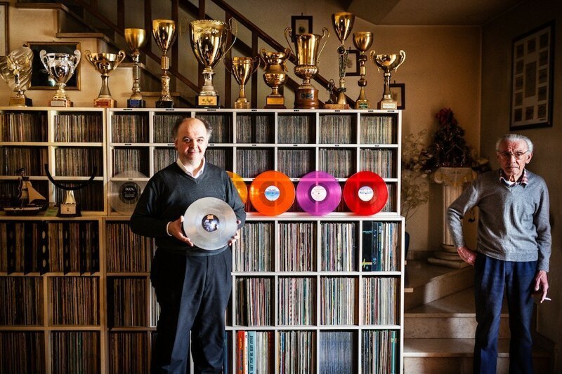Алессандро Бенедетти из Монсуммано-Терме, Италия, держит сертификат Книги рекордов Гиннесса за самую большую коллекцию цветных виниловых пластинок. 