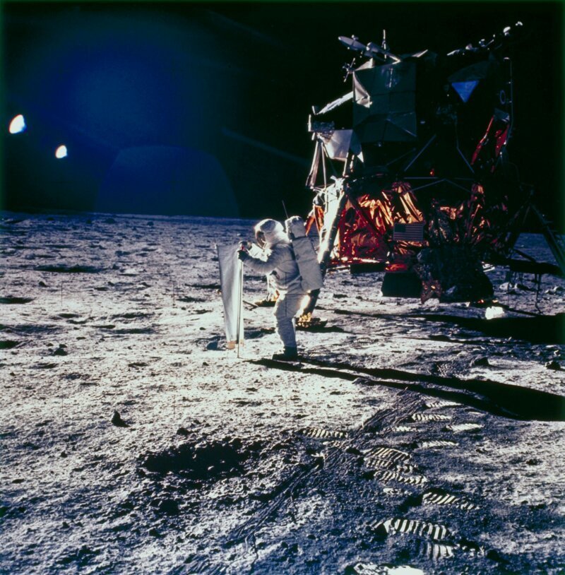 Пожалуй, самым эпохальным (и самым спорным до сих пор) событием стала первая высадка американцев на Луне 20-21 июля 1969 года, в рамках миссии Apollo 11: