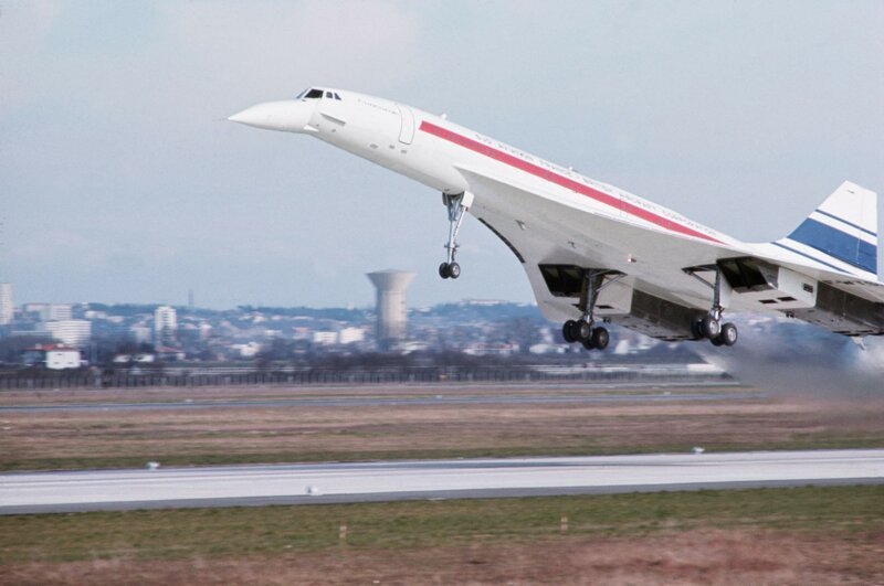 2 марта 1969 года совершил первый полёт с заводского аэродрома в Тулузе сверхзвуковой авиалайнер "Конкорд". Первый полёт (автор фото Marc Garanger):
