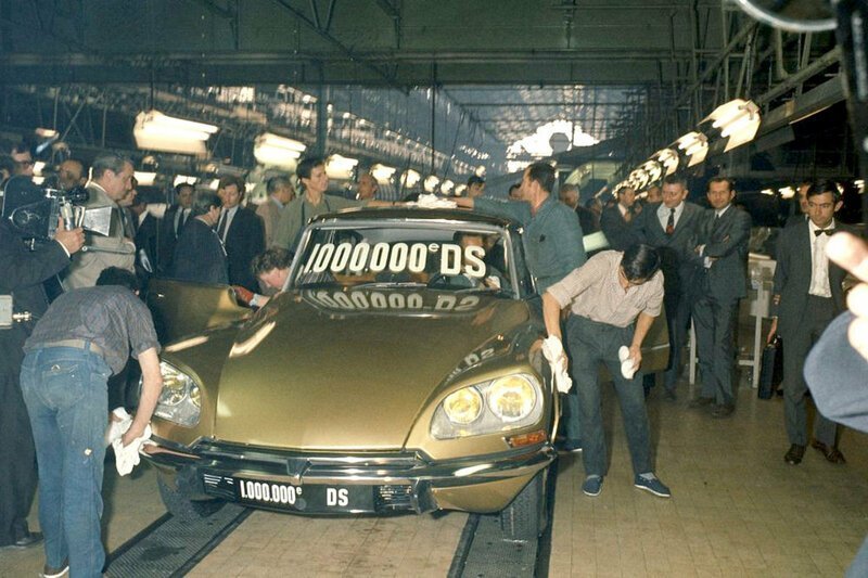 Выпуск миллионного по счету автомобиля DS - модели DS 21 с кузовом золотого цвета. 7 октября 1969 г.: