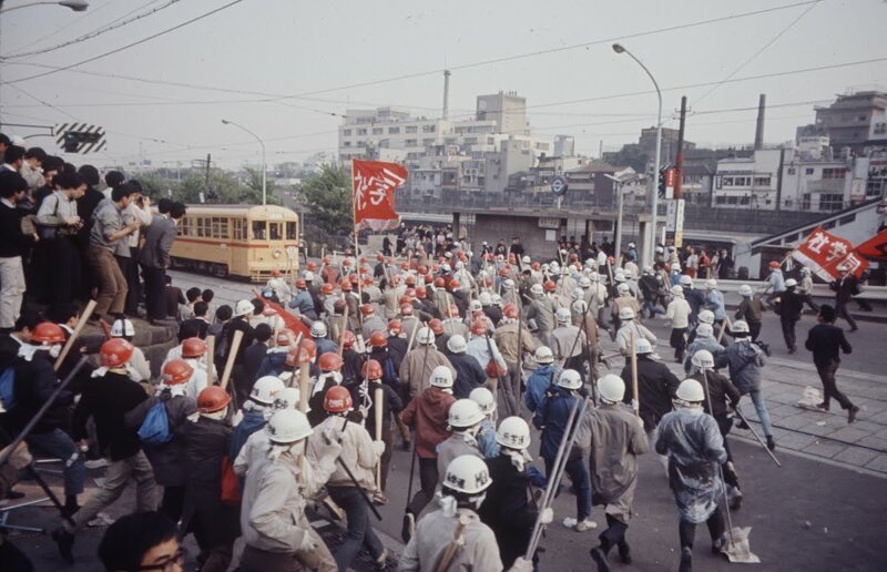 Студенческие протесты в Токио по случаю "Дня Окинавы", 1969: