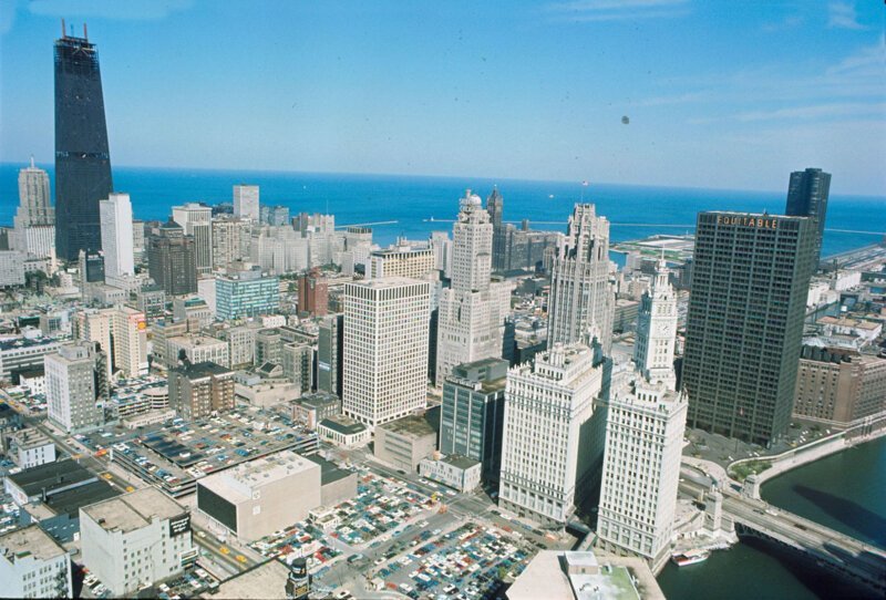 В Чикаго в 1969 г. завершён 100-этажный небоскрёб Центр Джона Хэнкока: