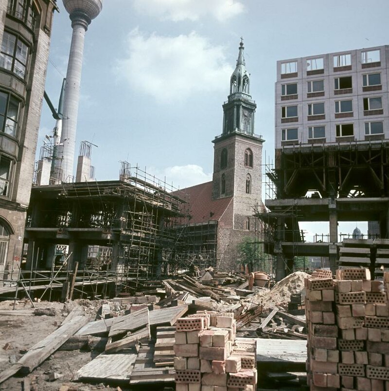 В 1969-м столица ГДР переживал грандиозную реконструкции: на месте снесённых после войны руин Старого города возводились модернистские здания из бетона, а "гвоздём в крышку гроба" исторического Берлина стала вертикаль телебашни. Наверное, это единств