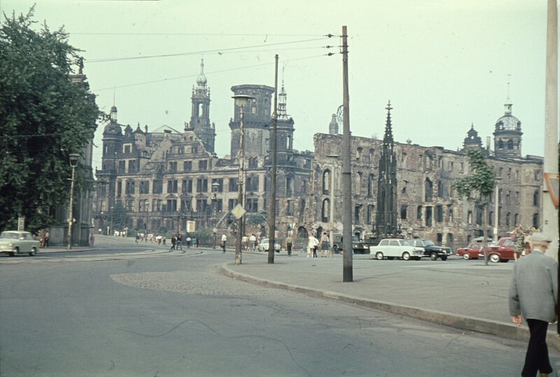 А вот фасад Старого города Дрездена в 1969 г. стоял в руинах и останется в таком состоянии до самого конца ГДР: