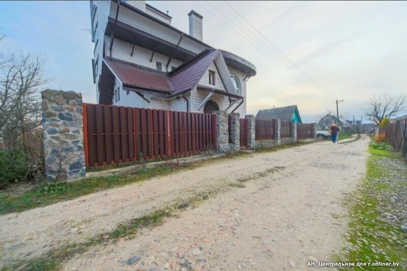 Под Минском продают пятиэтажный дачный домик на 6 сотках