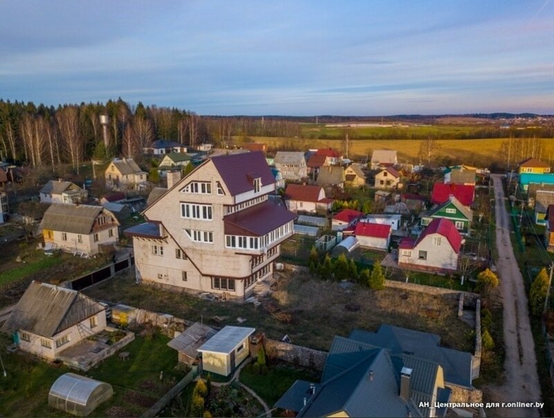 Под Минском продают пятиэтажный дачный домик на 6 сотках