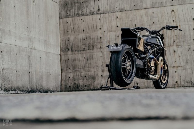 Rough Crafts: стрит-трекер Ducati Hypermotard 939