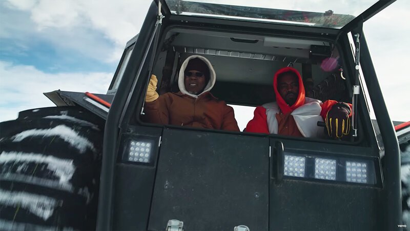 В новом клипе Kanye West гоняет по пустыне на российском вездеходе «Шерп»