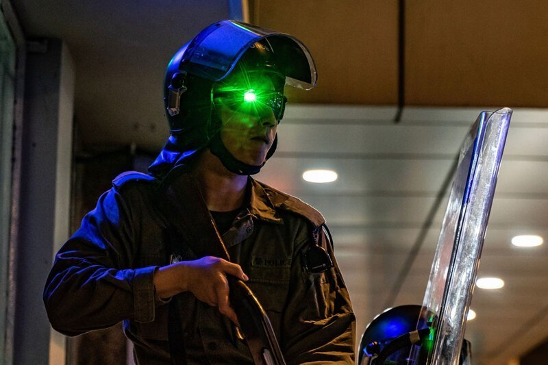 Протестующие в Чили, Иране и Гонконге используют карманные лазеры против полиции
